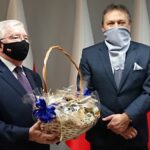 24.12.2020. Starachowice. Życzenia świąteczne od posła Krzysztofa Lipca. Na zdjęciu (od lewej): poseł Krzysztof Lipiec, Mirosław Gębski - starosta powiatu kieleckiego / Anna Głąb / Radio Kielce