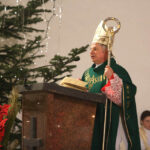 W Starachowicach odsłonięto tablicę poświęconą pamięci Jadwigi Kaczyńskiej. W uroczystości uczestniczył Jarosław Kaczyński. n/z biskup radomski - Henryk Tomasik. / Wojciech Habdas / Radio Kielce