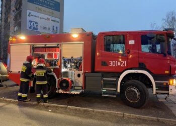 16.12.2020 Kielce. Usuwanie nieznanej substancji w galerii na kieleckich Herbach / Wiktor Taszłow / Radio Kielce