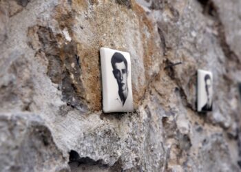 Na murze dawnego więzienia przy ulicy Zamkowej zostały odsłonięte wykonane na porcelanie zdjęcia osób zamordowanych, albo wysłanych stąd na śmierć / Stanisław Blinstrub / Radio Kielce