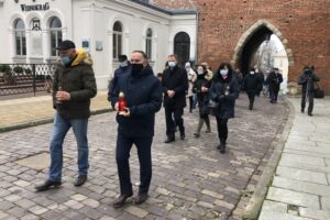 13.12.2020. Sandomierz. Obchody 39. rocznicy wprowadzenia stanu wojennego w Polsce. Na zdjęciu (na pierwszym planie, od lewej): Krzysztof Kandefer - radny powiatu sandomierskiego i Marek Kwitek - poseł PiS / Grażyna-Szlęzak-Wójcik / Radio Kielce