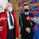 16.12.2020 Ostrowiec Świętokrzyski. Świąteczna zbiórka krwi i osocza. Na zdjęciu (od lewej): Stanisław Fiolik - prezes ostrowieckiego oddziału Polskiego Czerwonego Krzyża, Jarosław Górczyński - prezydent Ostrowca / Emilia Sitarska / Radio Kielce