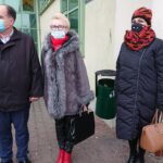 18.12.2020. Opatów. Nowy ambulans transportowy Szpitala św. Leona. Na zdjęciu (od lewej): Szymon Sidor - wójt Wojciechowic, Marzena Urban-Żelazowska - wójt Sadowia, Agnieszka Łuba-Mendyk - radna powiatu opatowskiego / Emilia Sitarska / Radio Kielce