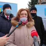 2.12.2020. Kunów. Otwarcie nowej drogi. Na zdjęciu poseł Agata Wojtyszek. Po prawej z tyłu Lech Łodej - burmistrz Kunowa, po lewej Piotr Bek - przewodniczący rady gminy w Kunowie. / Emilia Sitarska / Radio Kielce