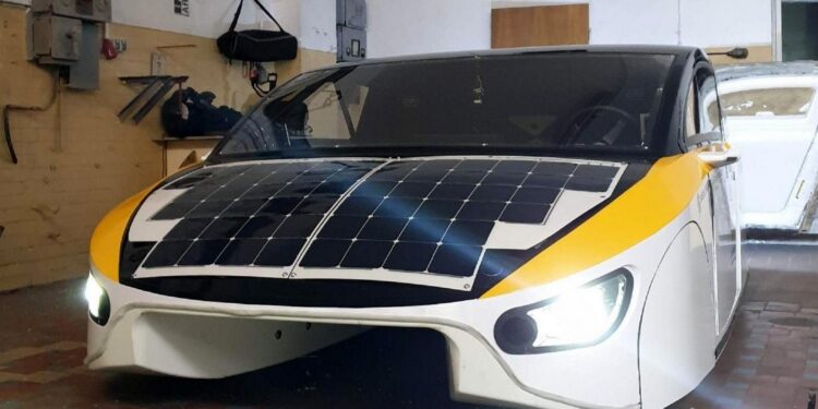 Na zdjęciu: samochód z panelami fotowoltaicznymi / UMP
