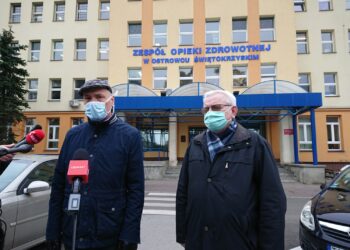 09.12.2020 Ostrowiec Świętokrzyski. Na zdjęciu od lewej Andrzej Gruza - dyrektor naczelny ZOZ w Ostrowcu Św., dr Adam Karolik - dyrektor ds. lecznictwa w ZOZ Ostrowiec Świętokrzyski / Emilia Sitarska / Radio Kielce