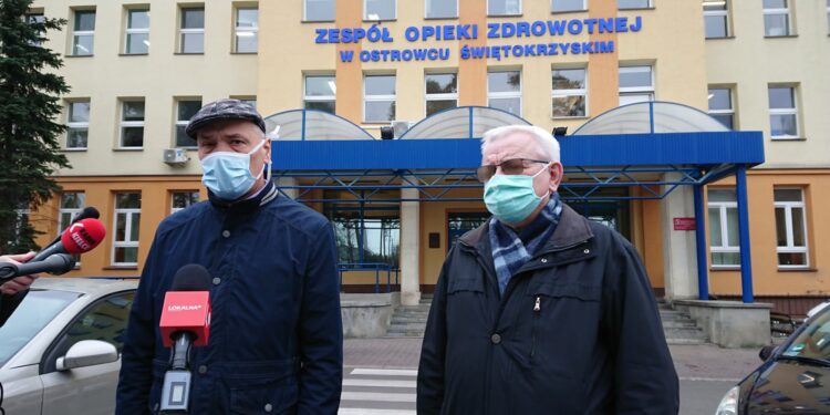 09.12.2020 Ostrowiec Świętokrzyski. Na zdjęciu od lewej Andrzej Gruza - dyrektor naczelny ZOZ w Ostrowcu Św., dr Adam Karolik - dyrektor ds. lecznictwa w ZOZ Ostrowiec Świętokrzyski / Emilia Sitarska / Radio Kielce