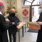 24.12.2020. Sandomierz. Paczki od Caritas Diecezji Sandomierskiej dla potrzebujących / Grażyna Szlęzak-Wójcik / Radio Kielce