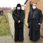 24.12.2020. Sandomierz. Żywa szopka. Na zdjęciu (od lewej): biskup Krzysztof Nitkiewicz i Bogusław Pitucha - dyrektor Caritas Diecezji Sandomierskiej / Grażyna Szlęzak-Wójcik / Radio Kielce