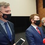 10.12.2020. Ostrowiec Św. Nowa sala kinowa. Na zdjęciu (od lewej): Jacek Kowalczyk - dyrektor MCK, Jarosław Górczyński - prezydent Ostrowca Św., Waldemar Włodarczyk - kierownik kina / Emilia Sitarska / Radio Kielce