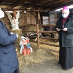 24.12.2020. Sandomierz. Żywa szopka. Na zdjęciu (od lewej): Bogusław Pitucha - dyrektor Caritas Diecezji Sandomierskiej i biskup Krzysztof Nitkiewicz / Grażyna Szlęzak-Wójcik / Radio Kielce