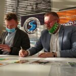 04.12.2020. Ostrowiec Św. Podpisanie porozumienia na rzecz utworzenia Lokalnego Centrum Wolontariatu. Na zdjęciu (od lewej): Maciej Ziernik - prezes Regionalnego Centrum Wolontariatu w Kielcach, Jarosław Kuba - szef LGD Krzemienny Krąg / Emilia Sitarska / Radio Kielce