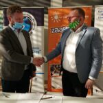 04.12.2020. Ostrowiec Św. Podpisanie porozumienia na rzecz utworzenia Lokalnego Centrum Wolontariatu. Na zdjęciu (od lewej): Maciej Ziernik - prezes Regionalnego Centrum Wolontariatu w Kielcach, Jarosław Kuba - szef LGD Krzemienny Krąg / Emilia Sitarska / Radio Kielce