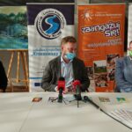 04.12.2020. Ostrowiec Św. Podpisanie porozumienia na rzecz utworzenia Lokalnego Centrum Wolontariatu. Na zdjęciu Od lewej (od lewej): Magdalena Salwerowicz - dyrektor MOPS w Ostrowcu Św., Maciej Ziernik - prezes Regionalnego Centrum Wolontariatu, Jarosław Kuba - LGD Krzemienny Krąg / Emilia Sitarska / Radio Kielce