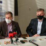 04.12.2020. Ostrowiec Św. Podpisanie porozumienia na rzecz utworzenia Lokalnego Centrum Wolontariatu. Na zdjęciu (od lewej): Piotr Dasios - zastępca prezydenta Ostrowca Św., Jacek Kowalczyk - dyrektor Miejskiego Centrum Kultury w Ostrowcu Św. / Emilia Sitarska / Radio Kielce