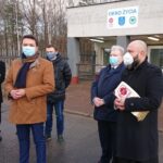 23.12.2020. Starachowice. Oddanie Okna Życia. Na zdjęciu (od lewej): Grzegorz Kaleta - dyrektor szpitala w Starachowicach, Piotr Babicki - starosta starachowicki, Michał Walendzik - radny Rady Miasta Starachowice, Robert Sowula - radny Rady Powiatu Starachowickiego i ks. Damian Drabikowski - wicedyrektor Caritas Diecezji Radomskiej / Anna Głąb / Radio Kielce