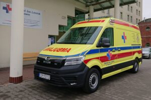 18.12.2020. Opatów. Nowy ambulans transportowy Szpitala św. Leona / Emilia Sitarska / Radio Kielce