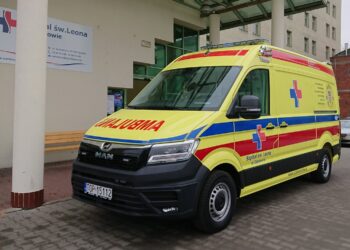 18.12.2020. Opatów. Nowy ambulans transportowy Szpitala św. Leona / Emilia Sitarska / Radio Kielce