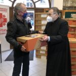 24.12.2020. Sandomierz. Paczki od Caritas Diecezji Sandomierskiej dla potrzebujących. Na zdjęciu (po prawej): ks. Bogusław Pitucha - dyrektor Caritas Diecezji Sandomierskiej / Grażyna Szlęzak-Wójcik / Radio Kielce