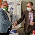 04.12.2020. Ostrowiec Św. Podpisanie porozumienia na rzecz utworzenia Lokalnego Centrum Wolontariatu. na zdjęciu (od lewej): Jarosław Kuba - szef LGD Krzemienny Krąg, Piotr Dasios - zastępca prezydenta Ostrowca Św / Emilia Sitarska / Radio Kielce