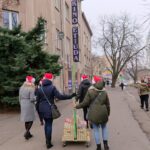 15.12.2020. Ostrowiec Św. Mobilna choinka - motanka / Emilia Sitarska / Radio Kielce