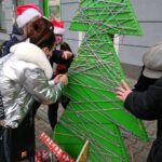 15.12.2020. Ostrowiec Św. Mobilna choinka - motanka / Emilia Sitarska / Radio Kielce