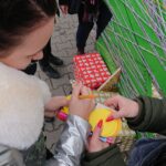 15.12.2020. Ostrowiec Św. Mobilna choinka - motanka / Emilia Sitarska / Radio Kielce