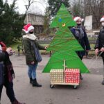 15.12.2020. Ostrowiec Św. Mobilna choinka - motanka / Emilia Sitarska / Radio Kielce