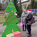 15.12.2020. Ostrowiec Św. Mobilna choinka - motanka / Emilia Sitarska / Radio Kielce