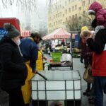 19.12.2020 Ostrowiec Świętokrzyski. Sprzedaż karpi / Emilia Sitarska / Radio Kielce