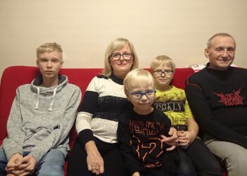 Państwo Agnieszka i Jacek z synami - Kacprem (pierwszy od lewej), Kamilem (trzeci od lewej) i Filipem (czwarty od lewej) / Marlena Płaska / Radio Kielce