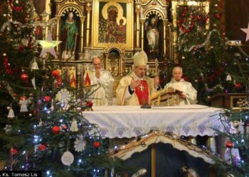 Pasterka w kościele parafialnym w Domostawie. Na zdjęciu: Krzysztof Nitkiewicz - biskup sandomierski / ks. Tomasz Lis / diecezja sandomierska