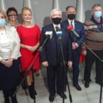 31.12.2020. Starachowice. Podsumowanie roku 2020 przez działaczy Prawa i Sprawiedliwości. Na zdjęciu (od lewej): radna Danuta Krępa, radna Joanna Główka, radna Agnieszka Kuś, poseł Krzysztof Lipiec, poseł Marek Kwitek i senator Jarosław Rusiecki / Anna Głąb / Starachowice