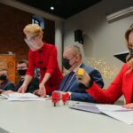 22.12.2020. Ostrowiec Św. Podpisanie umowy o nowych liniach komunikacyjnych / Emilia Sitarska / Radio Kielce
