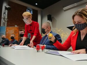 22.12.2020. Ostrowiec Św. Podpisanie umowy o nowych liniach komunikacyjnych / Emilia Sitarska / Radio Kielce