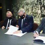 08.12.2020. Kielce.Podpisanie umowy, na mocy której klub Łomża Vive otrzyma 300 tys. złotych o urzędu marszałkowskiego. Na zdjęciu (od lewej): Tadeusz Dziedzic - wiceprezes KS Vive Kielce, Marek Bogusławski - członek zarządu województwa świętokrzyskiego, Andrzej Bętkowski - marszałek województwa świętokrzyskiego, Marian Urban - prezes KS Vive Kielce / Urząd Marszałkowski Województwa Świętokrzyskiego