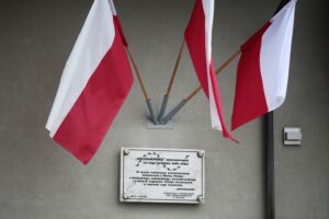 Kielce. 13.12.2019. Złożenie kwiatów pod tablicą poświęconą pamięci w czasie stanu wojennego przy Areszcie Śledczym na kieleckich Piaskach / Wiktor Taszłow / Radio Kielce