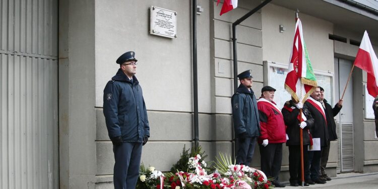 Kielce. 13.12.2019. Złożenie kwiatów pod tablicą poświęconą pamięci w czasie stanu wojennego przy Areszcie Śledczym na kieleckich Piaskach / Wiktor Taszłow / Radio Kielce