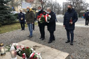 13.12.2020. Sandomierz. Obchody 39. rocznicy wprowadzenia stanu wojennego w Polsce. Na zdjęciu (od lewej): Krzysztof Kandefer, Waldemar Maruszczak, Krzysztof Szatan, Marek Strugała - radni PiS / Grażyna-Szlęzak-Wójcik / Radio Kielce