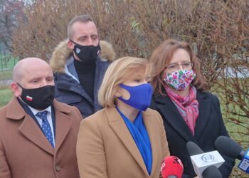 14.12.2020 Starachowice. Konferencja w sprawie przyznania dotacji na budowę zaplecza sportowego przy stadionie miejskim. Na zdjęciu (od lewej) poseł Mariusz Gosek, Łukasz Korus - prezes FKS Łazy, wiceminister Anna Krupka, poseł Agata Wojtyszek / Anna Głąb / Radio Kielce