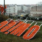 01.12.2020 Ostrowiec Św. Montaż nowej iluminacji: 15-metrowego napisu "Ostrowiec Świętokrzyski" / Emilia Sitarska / Radio Kielce