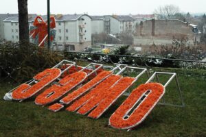 01.12.2020 Ostrowiec Św. Montaż nowej iluminacji: 15-metrowego napisu "Ostrowiec Świętokrzyski" / Emilia Sitarska / Radio Kielce