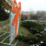 01.12.2020 Ostrowiec Św. Montaż nowej iluminacji: 15-metrowego napisu "Ostrowiec Świętokrzyski" / Emilia Sitarska / Radio Kielce