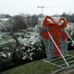 01.12.2020 Ostrowiec Św. Montaż nowej iluminacji: 15-metrowego napisu "Ostrowiec Świętokrzyski" / Emilia Sitarska / Radio Kielce