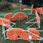 01.12.2020 Ostrowiec Św. Montaż nowej iluminacji: 15-metrowego napisu "Ostrowiec Świętokrzyski" / Emilia Sitarska / Radio Kielce