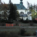 01.12.2020 Ostrowiec Św. Montaż nowej iluminacji: 15-metrowego napisu "Ostrowiec Świętokrzyski" / Emilia Sitarska / Radio Kielce