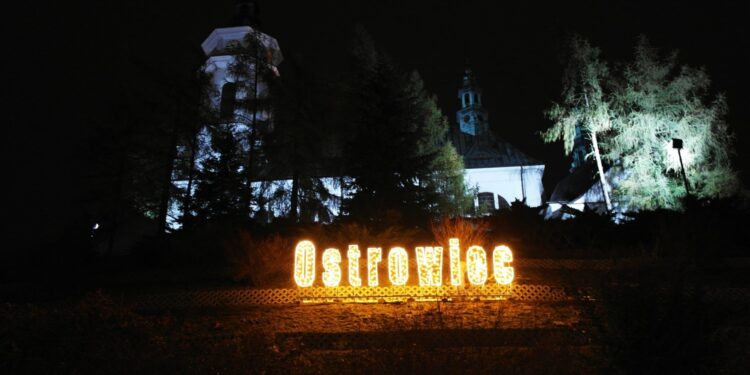 01.12.2020 Ostrowiec Św. Montaż nowej iluminacji: 15-metrowego napisu "Ostrowiec Świętokrzyski" / Emilia Sitarska / Radio Kielce