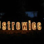 01.12.2020 Ostrowiec Św. Montaż nowej iluminacji: 15-metrowego napisu "Ostrowiec Świętokrzyski" / Emilia Sitarska / Radio Kielce