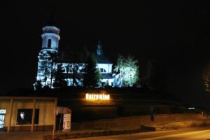 01.12.2020 Ostrowiec Św. Montaż nowej iluminacji: 15-metrowego napisu "Ostrowiec Świętokrzyski" / Emilia Sitarska / Radio Kielce