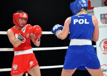 26.06.2020. Kielce. II gala Suzuki Boxing Night. Na zdjęciu: Sandra Drabik (z lewej) walczy z Angeliką Krysztoforską / Jakub Rożek / Radio Kielce